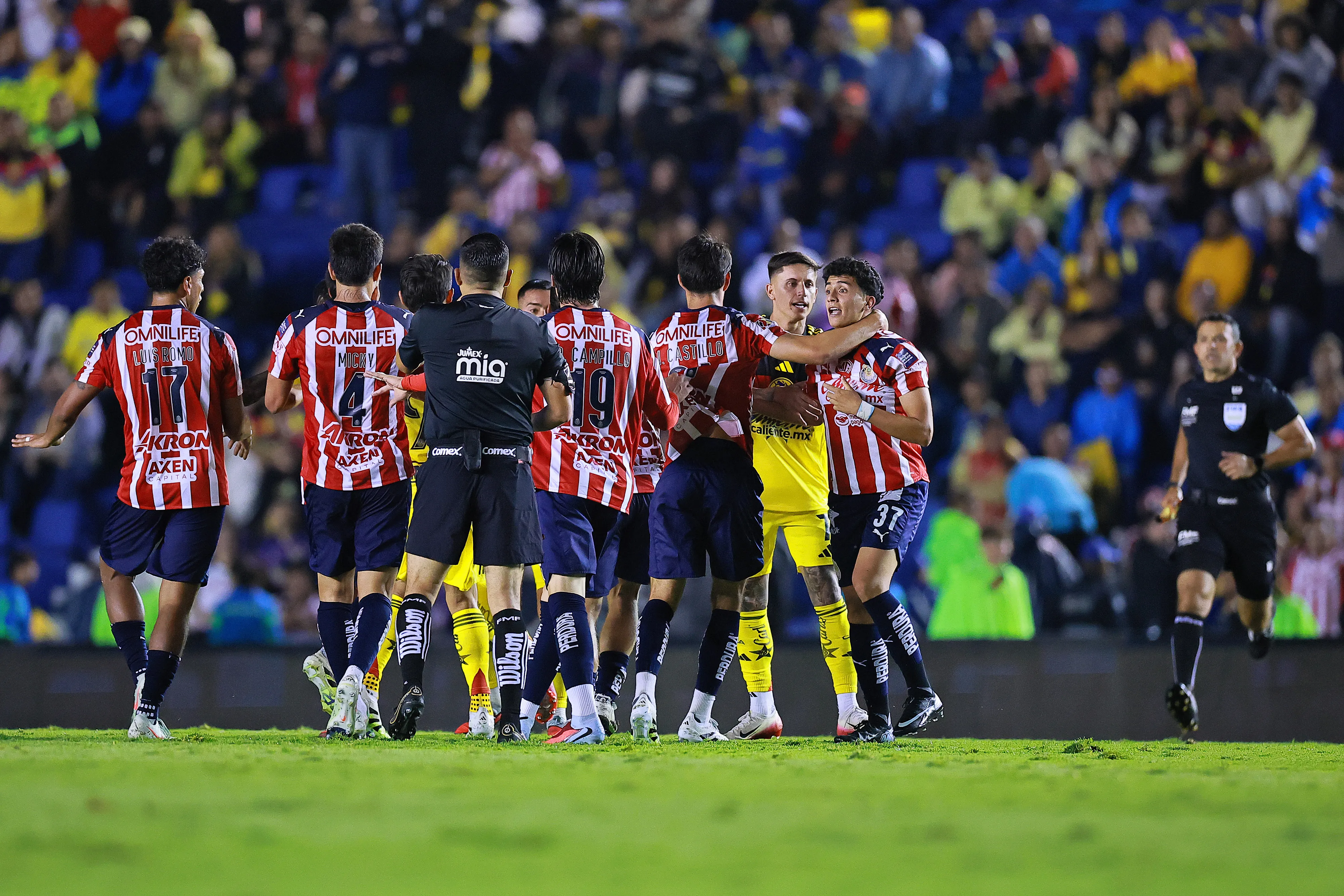 Los Chivas-América, partidos difíciles para los árbitros [Foto: Getty]