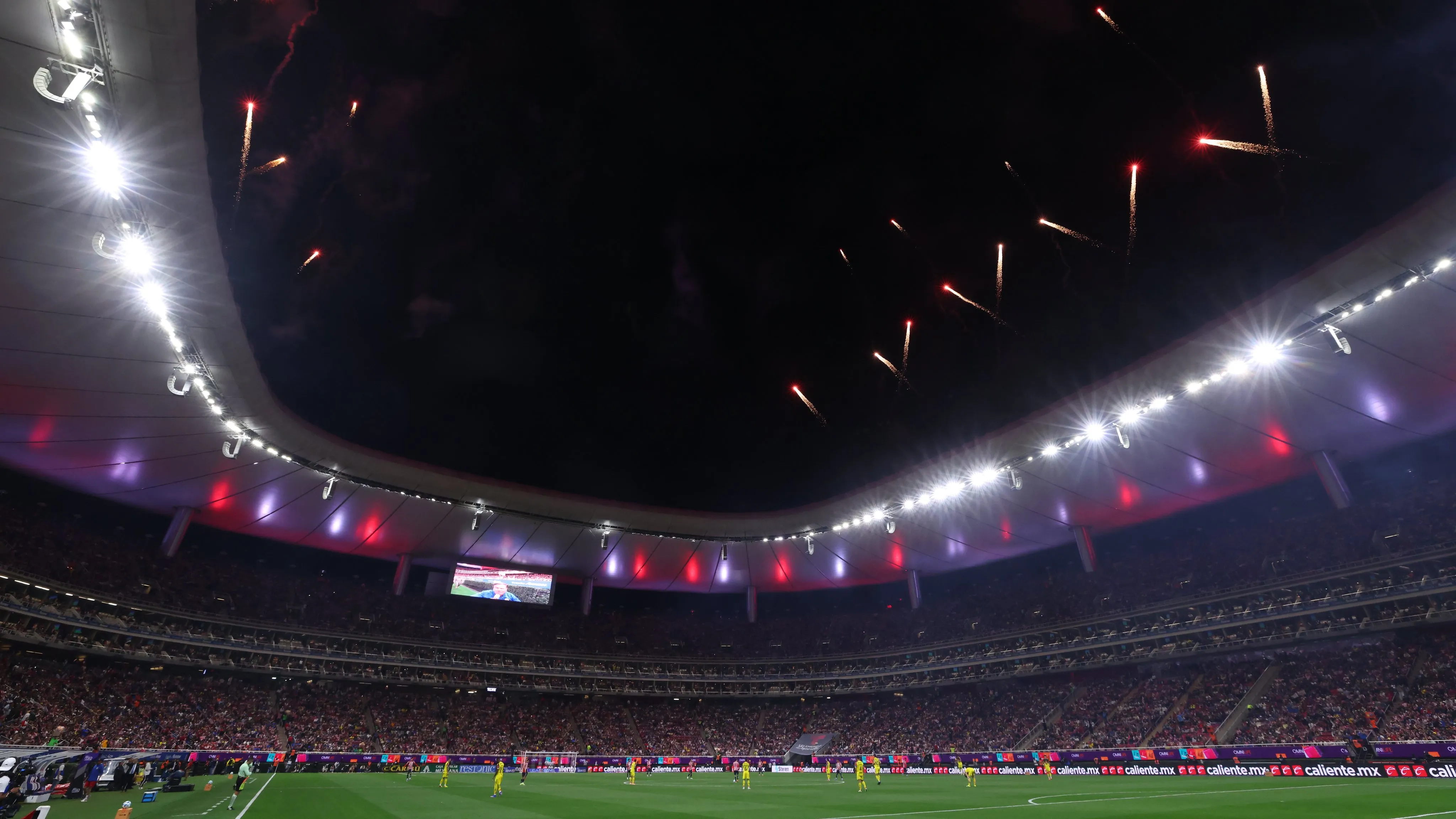 Un Estadio Akron colmado para el Chivas-América [Foto: Getty]