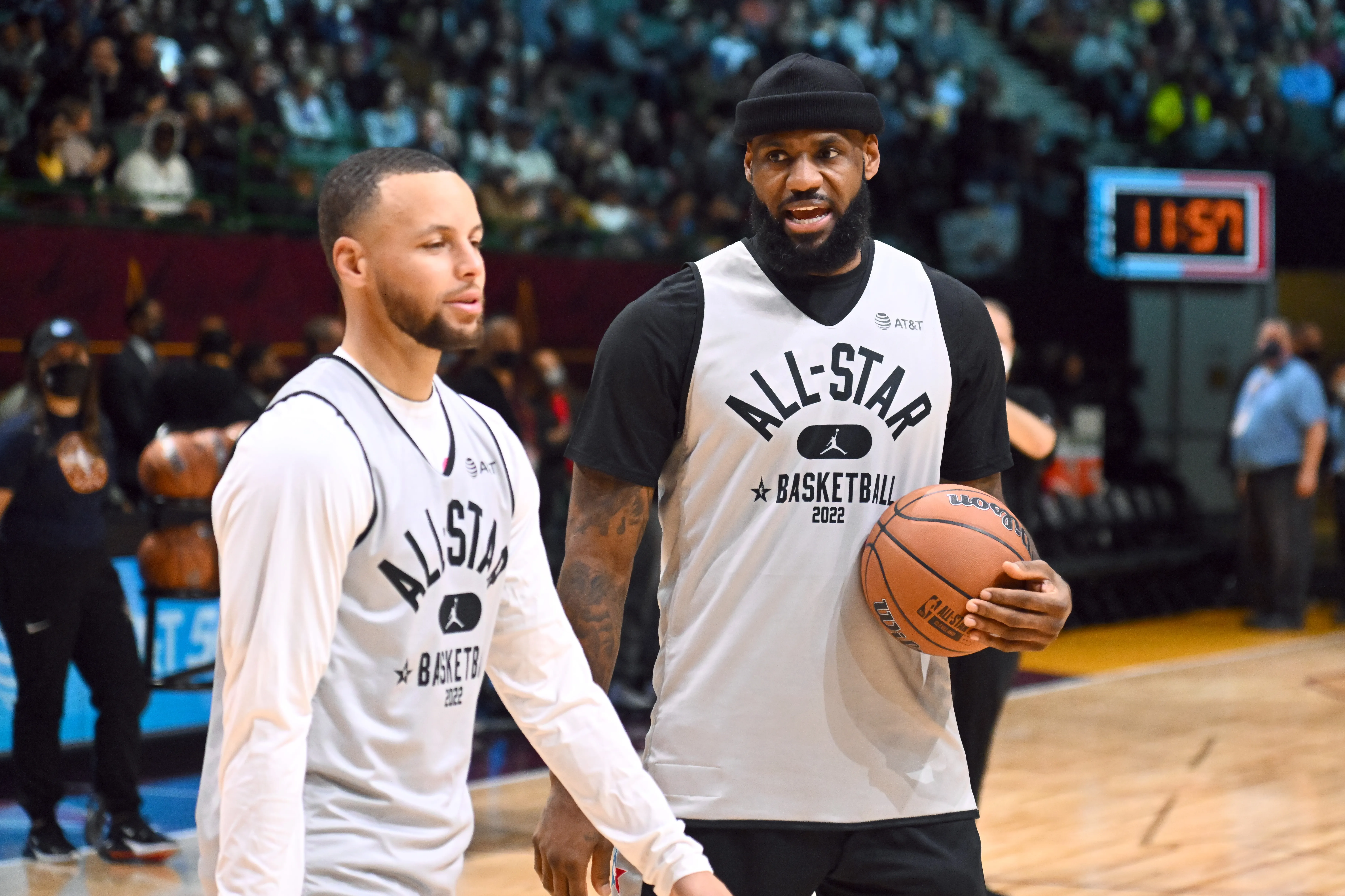 Stephen Curry y LeBron James en el All-Star Game 2022 (GETTY IMAGES)