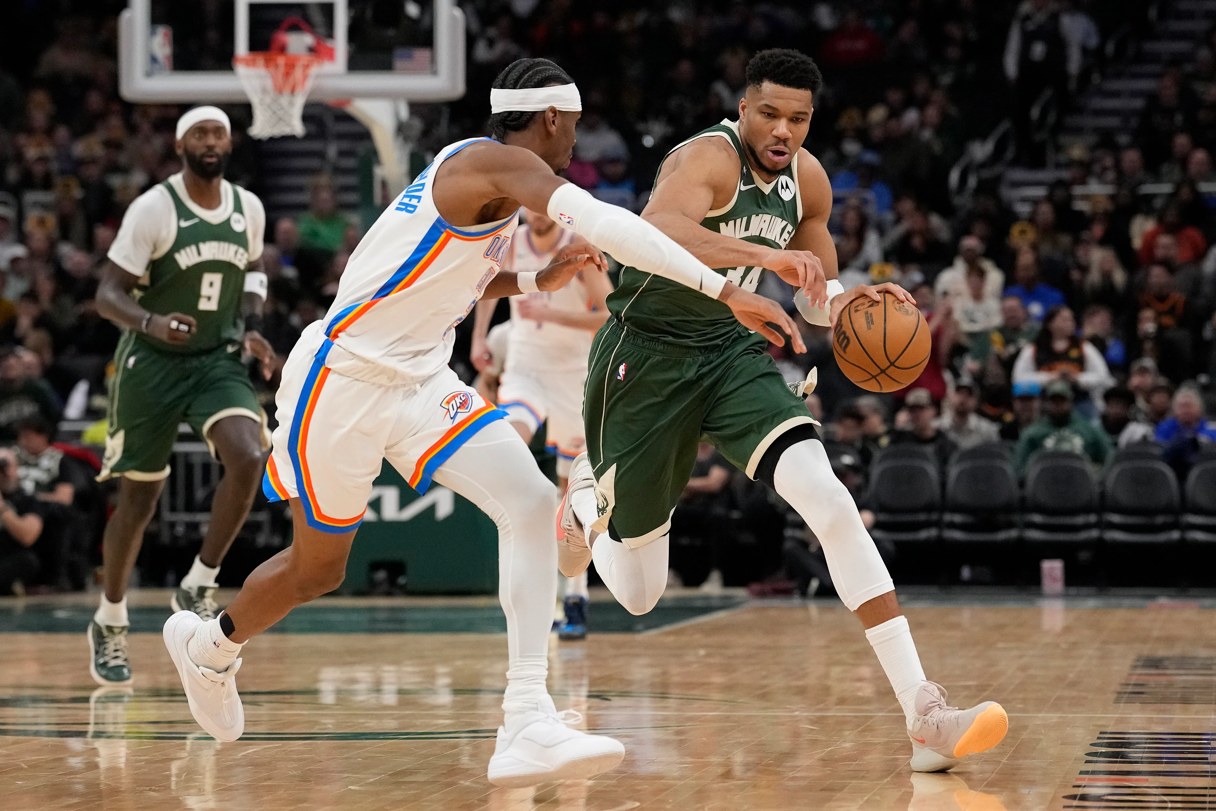 Antetokoumpo y Gilgeous-Alexander en un partido de NBA (GETTY IMAGES)
