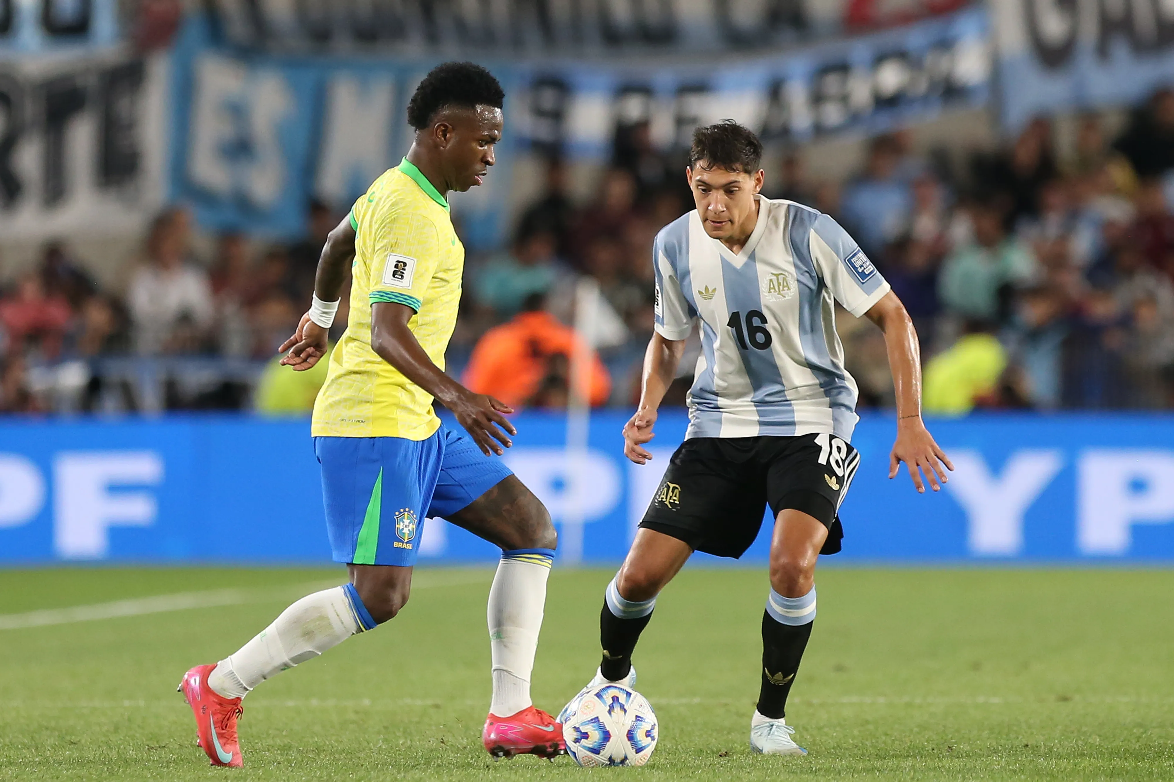 Vinícius Jr enfrentando a Argentina, la vigente campeona (Getty Images)