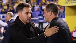 André Jardine y Nicolás Larcamón se saludan