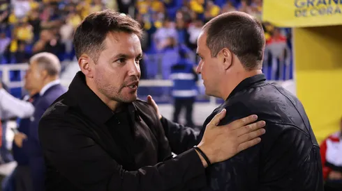 André Jardine y Nicolás Larcamón se saludan