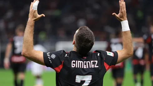 Santi Giménez es baja en Milan.