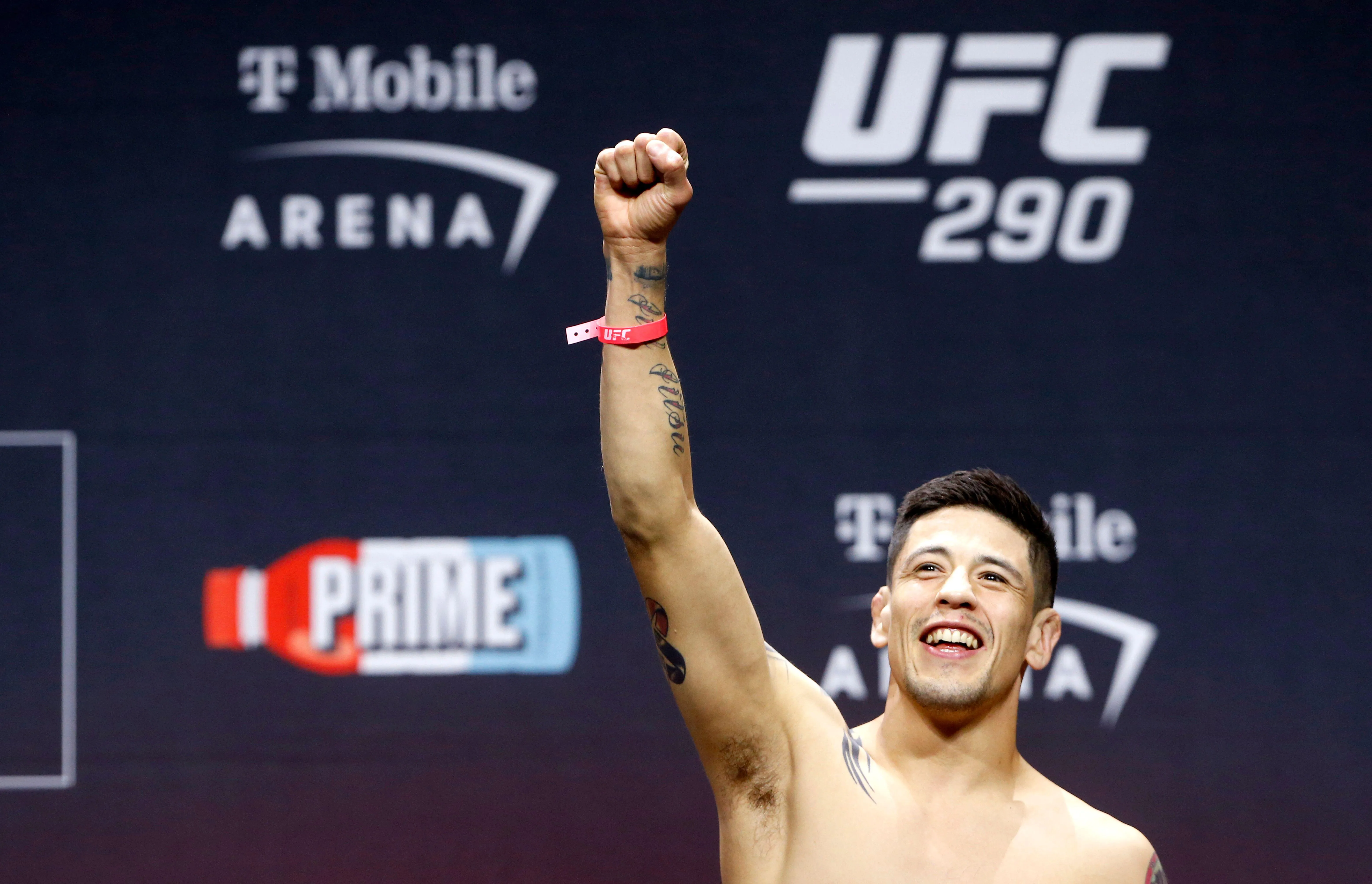 Apuestas UFC- Brandon Moreno durante la ceremonia del UFC 290.