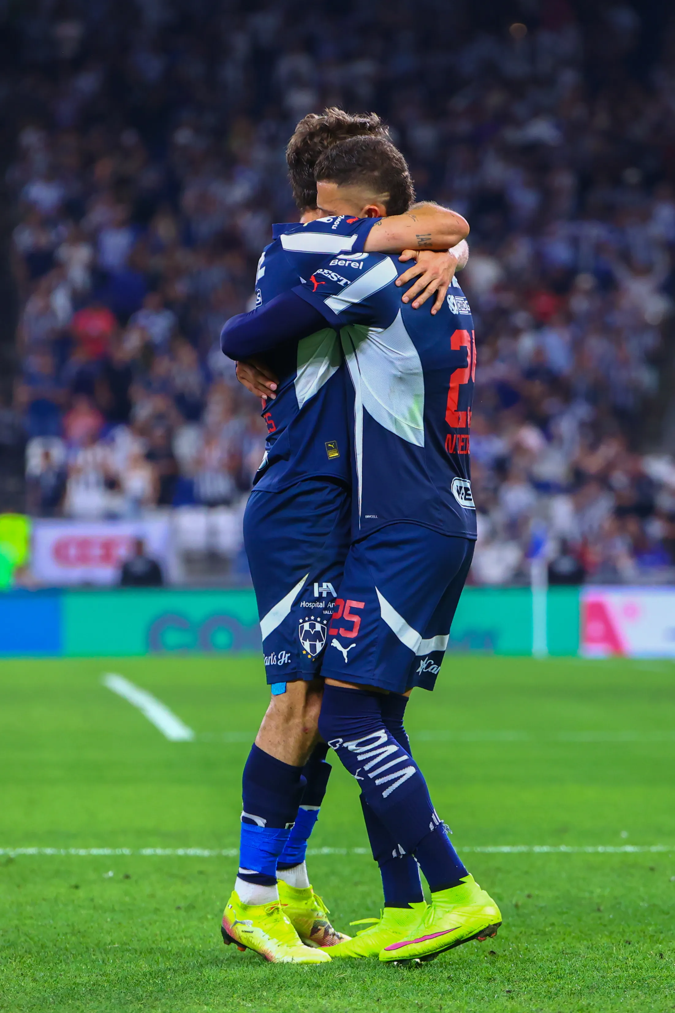 Nelson Deossa y Sergio Canales en Rayados (Imago7)