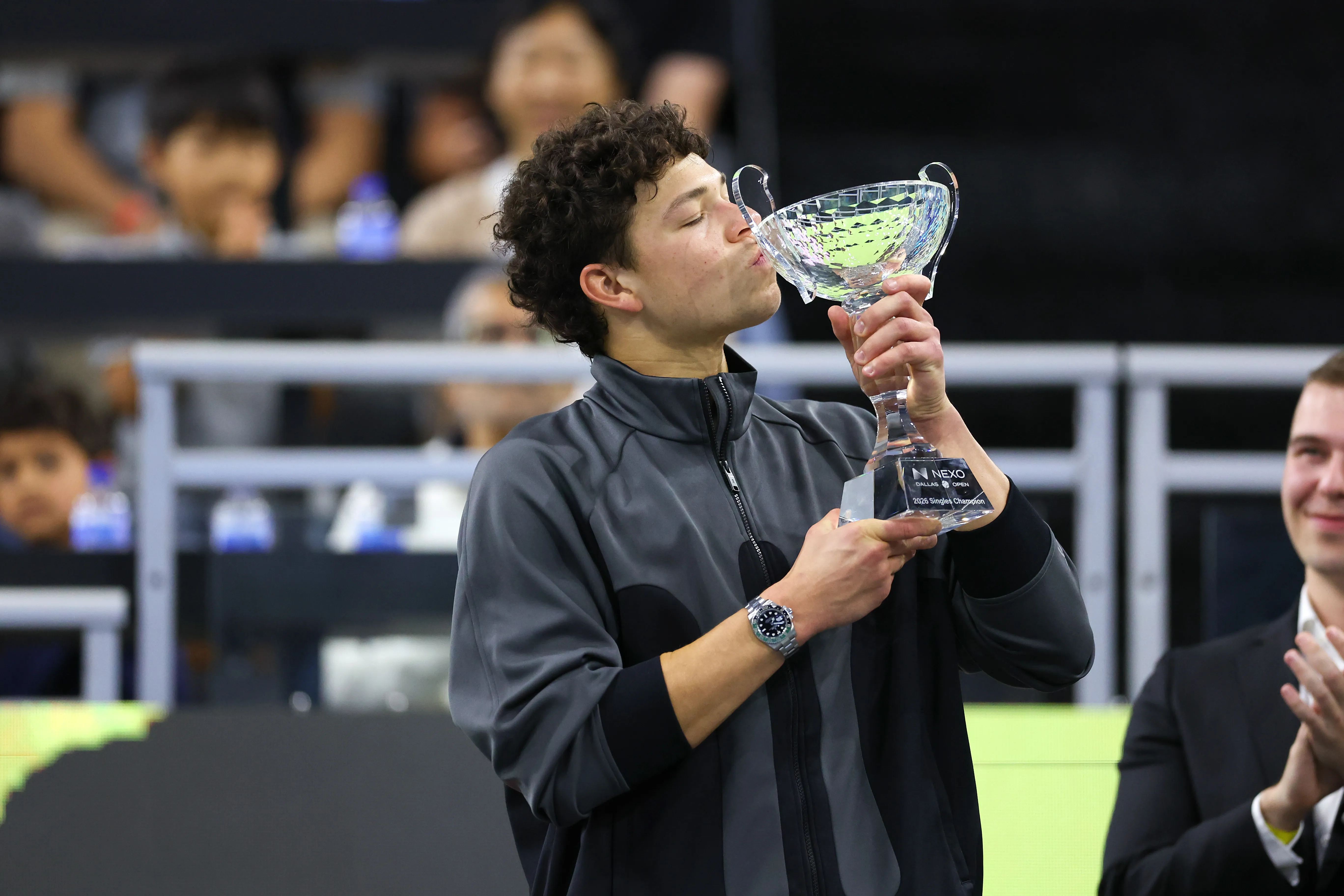 Ben Shelton besa el trofeo del Dallas Open 2026 (GETTY IMAGES)