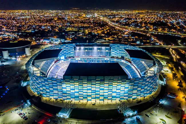 Iluminación del Estadio Cuauhtémoc de noche