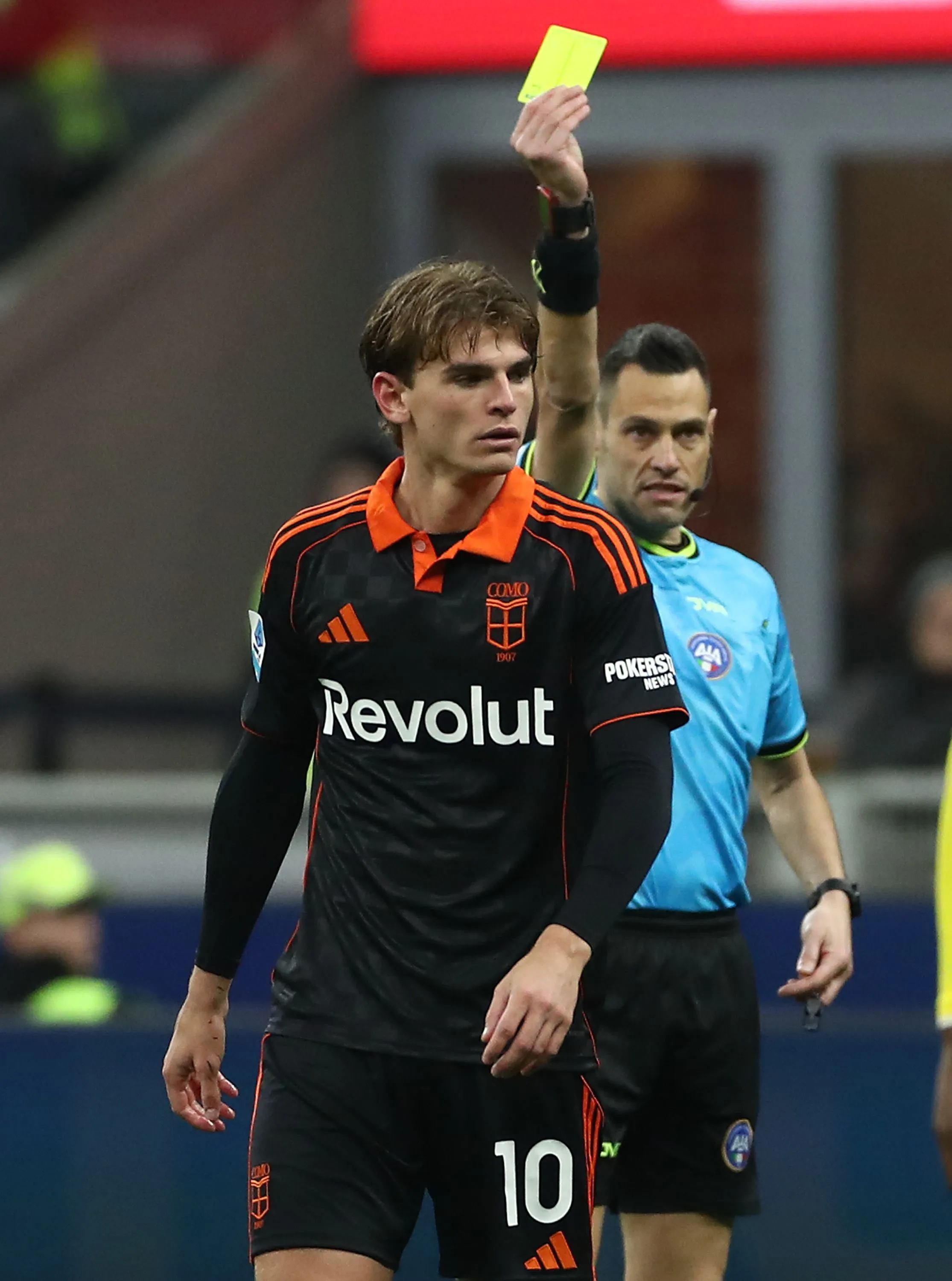 Nico Paz recibió una tarjeta amarilla contra Milan