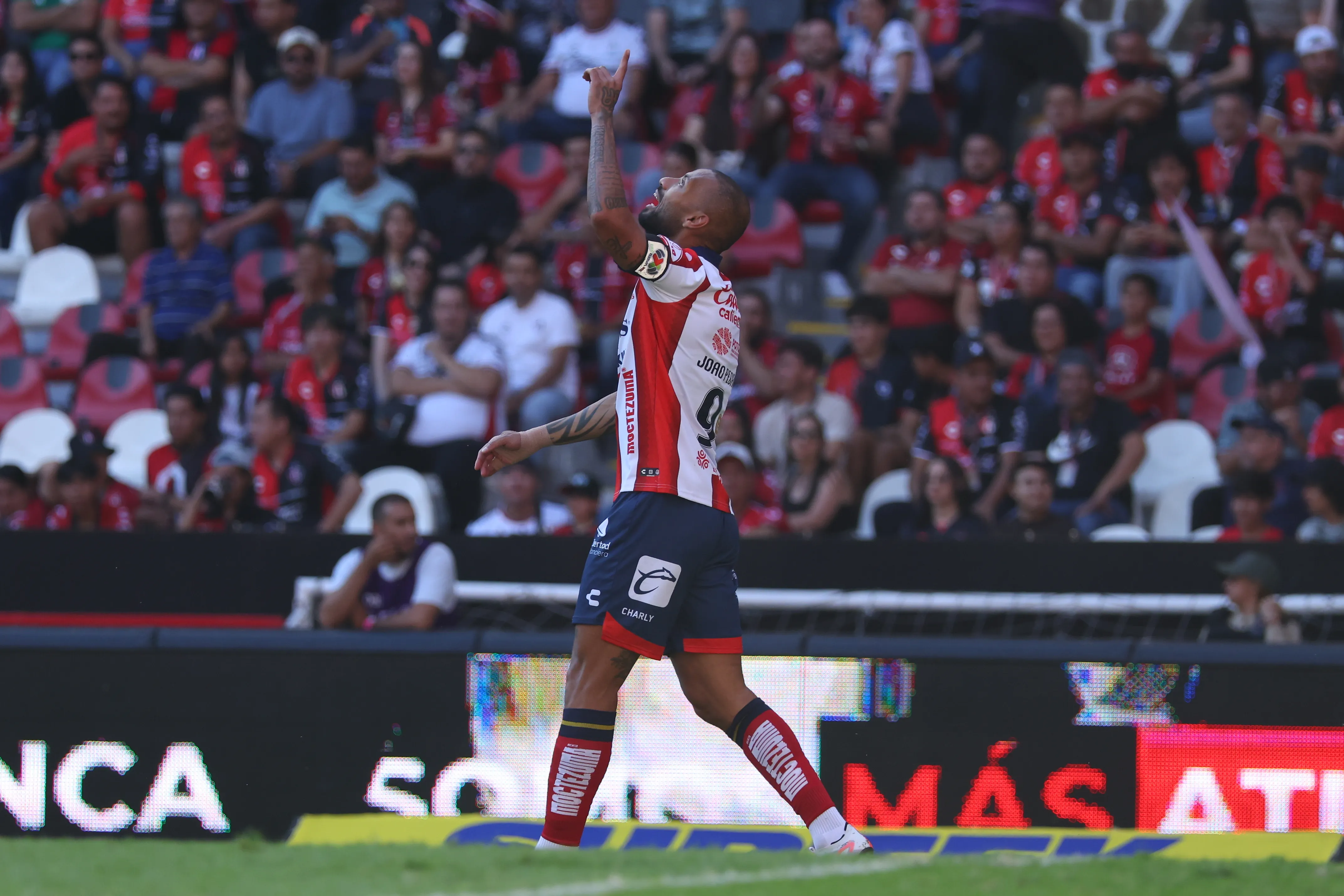 Joao Pedro Galvao marcó ante Atlas y es único líder de la tabla de goleo del Clausura 2026. [Foto: Getty Images]