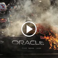 Tsunoda quedó envuelto en llamas en una exhibición de Red Bull