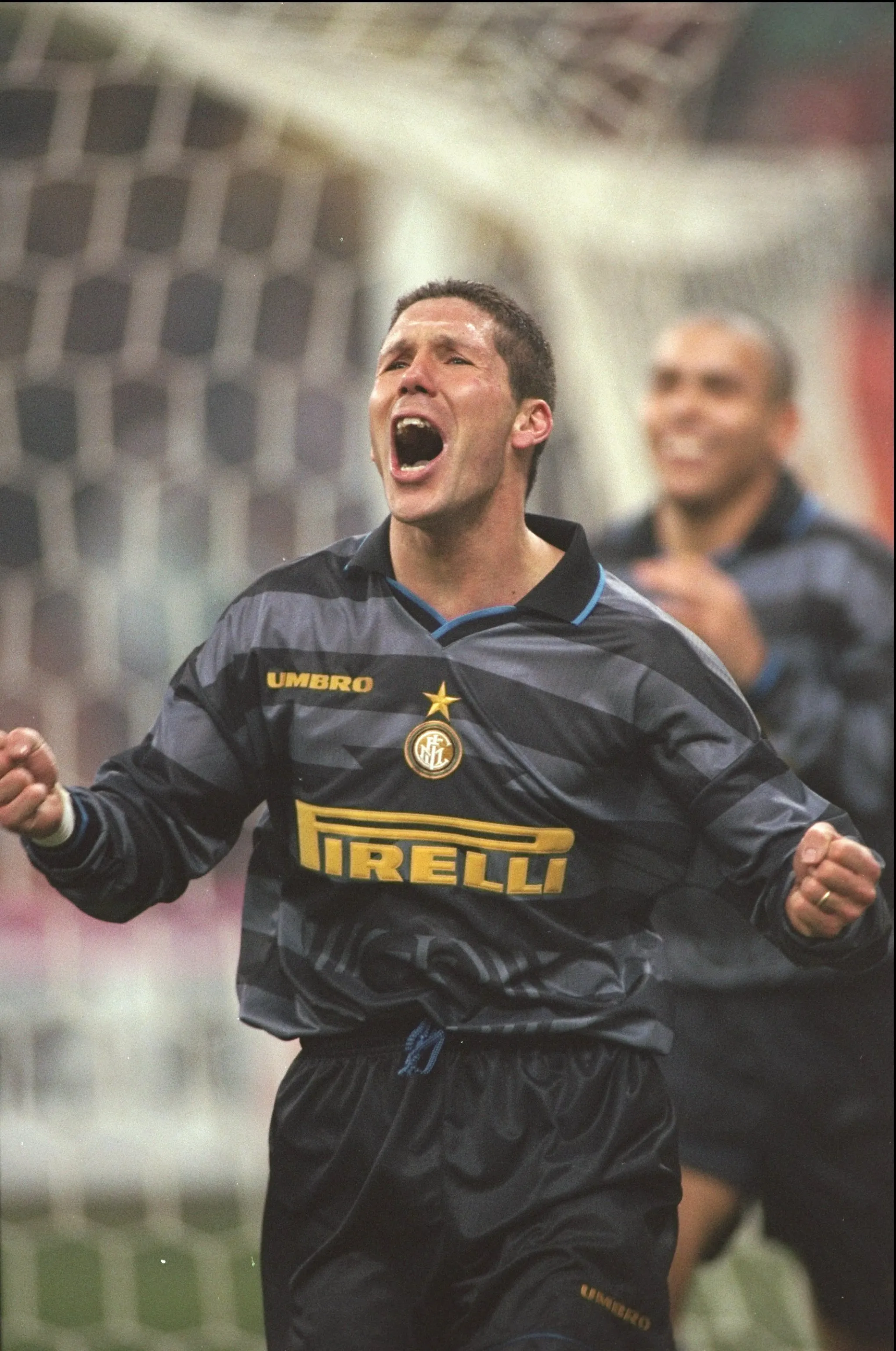 Diego Simeone celebra un gol con Inter de Milan en 1997 (GETTY IMAGES)