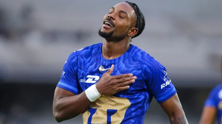 Álvaro Angulo marcó los dos goles de Pumas UNAM en el triunfo sobre Monterrey.