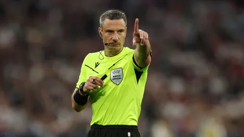 Slavko Vinčić, árbitro del partido.