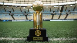 El trofeo de la Recopa Sudamericana.