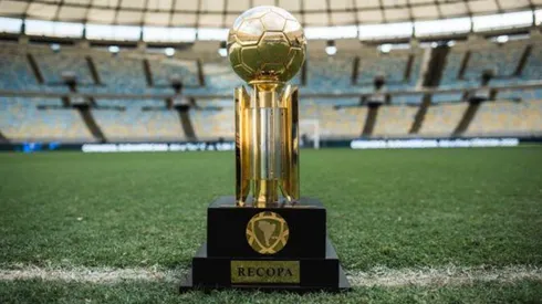 El trofeo de la Recopa Sudamericana.