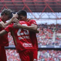 Toluca le arrebata el liderato a Chivas con victoria