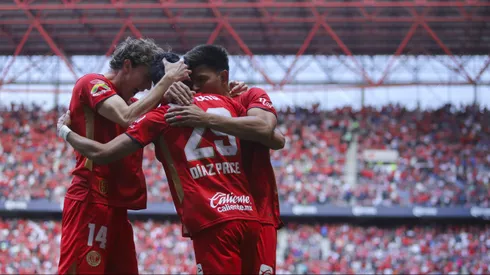 Toluca desbanca a Chivas como líder
