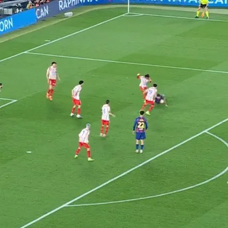 Lamine Yamal cae en el área