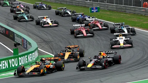 Coches de la Fórmula 1 después de la largada