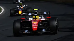 Lewis Hamilton es perseguido por un Red Bull en Australia