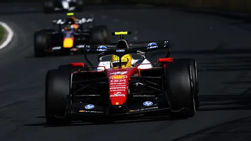 Lewis Hamilton es perseguido por un Red Bull en Australia