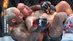 Charles Oliveira no tuvo piedad con Max Holloway en UFC 326.