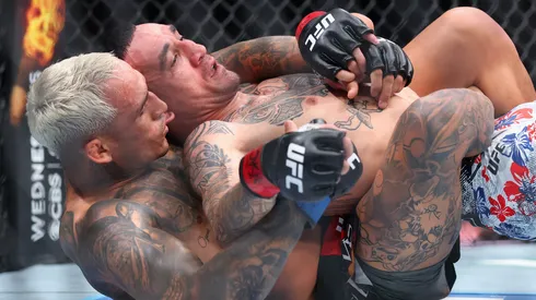 Charles Oliveira no tuvo piedad con Max Holloway en UFC 326.