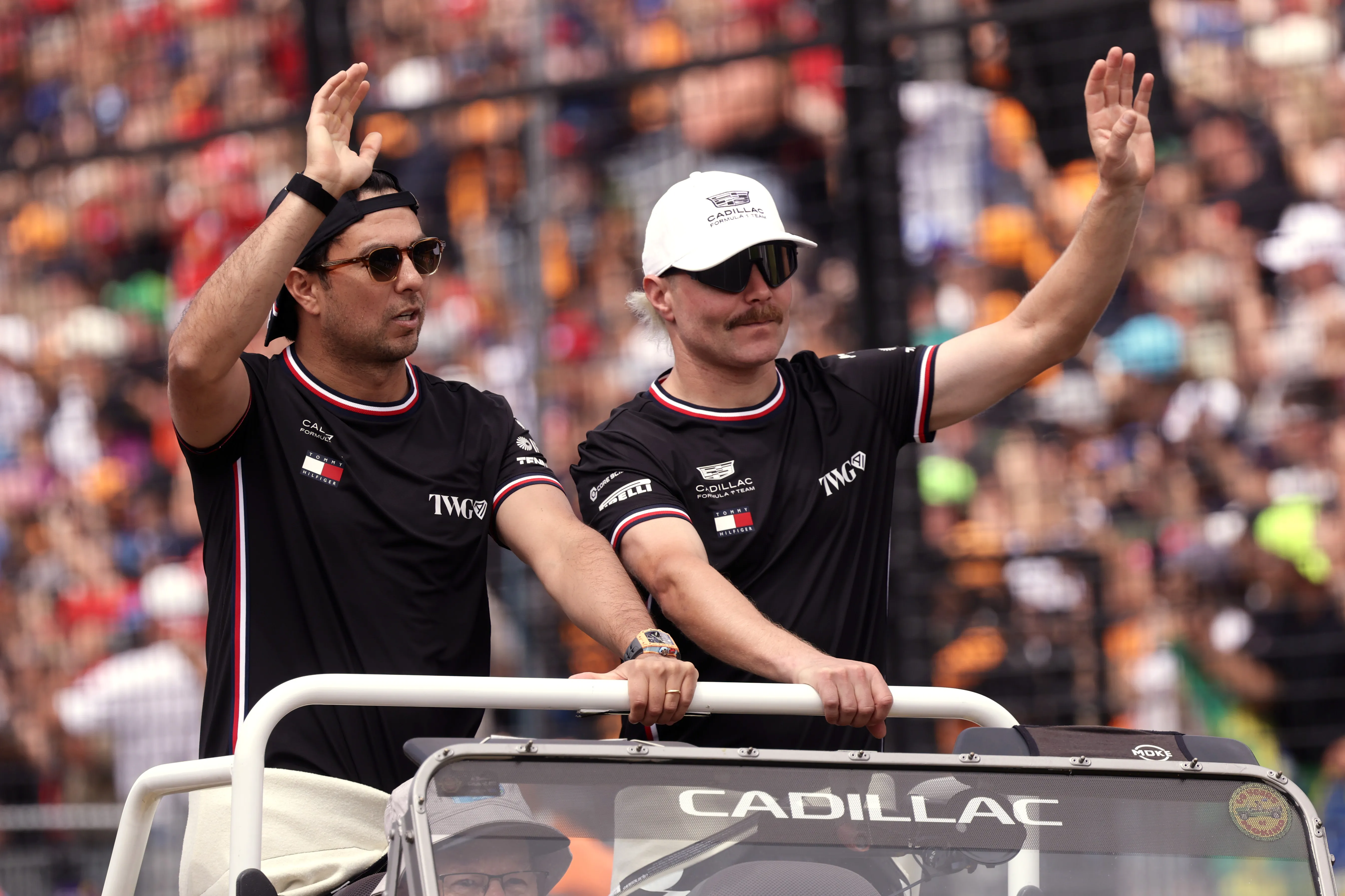 Checo Pérez y Valtteri Bottas saludan al público antes del GP de Australia