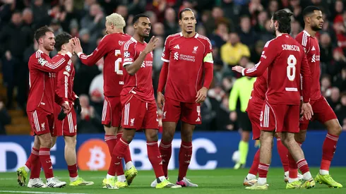 Futbolistas de Liverpool celebran un gol en la UEFA Champions League