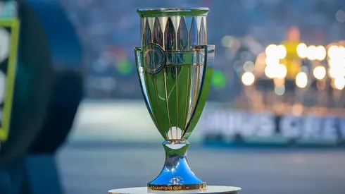 El trofeo del torneo espera al campeón.