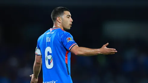 Erik Lira marca el primero gol de Cruz Azul.