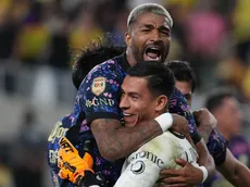 Rodrigo Aguirre se lamenta por la lesión de Luis Ángel Malagón