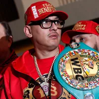 El padre de David Benavidez afirmó que Canelo Álvarez está acabado