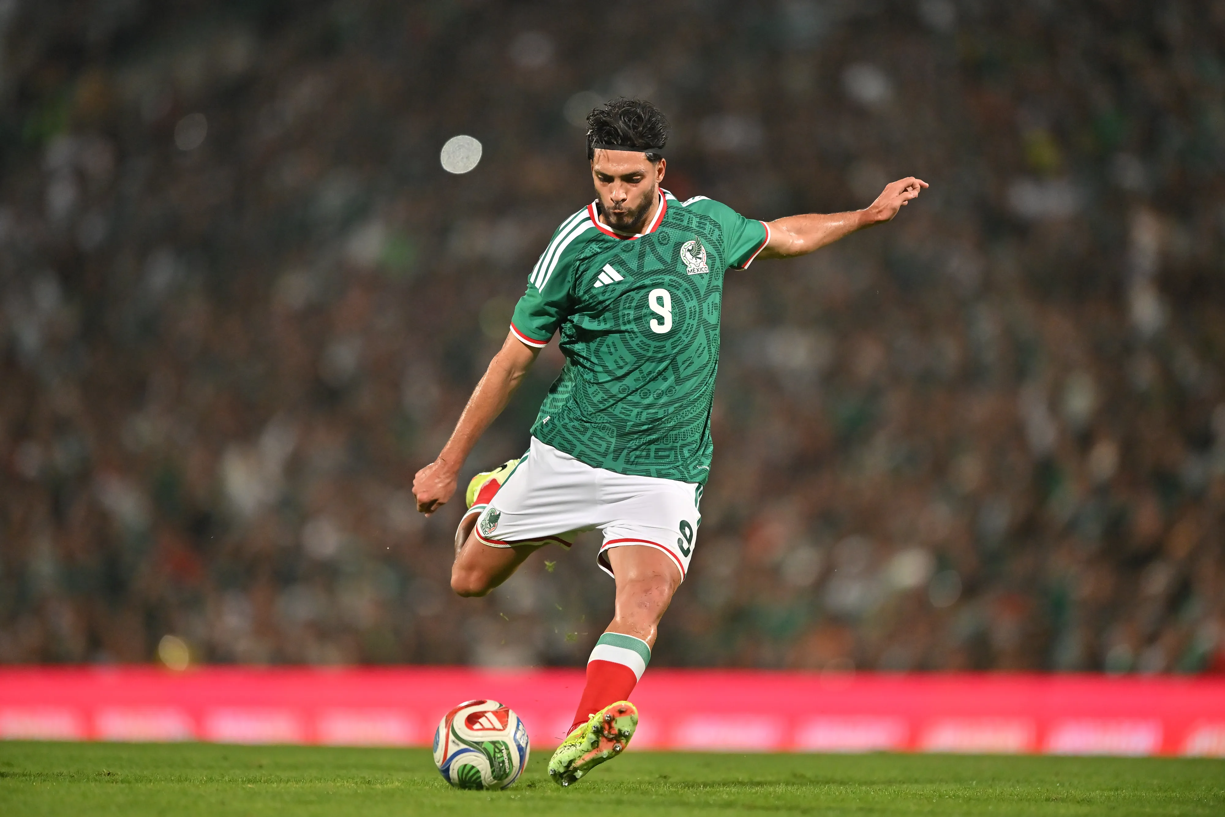 Raúl Jiménez chuta un balón en el amistoso de México ante Uruguay (GETTY  IMAGES)