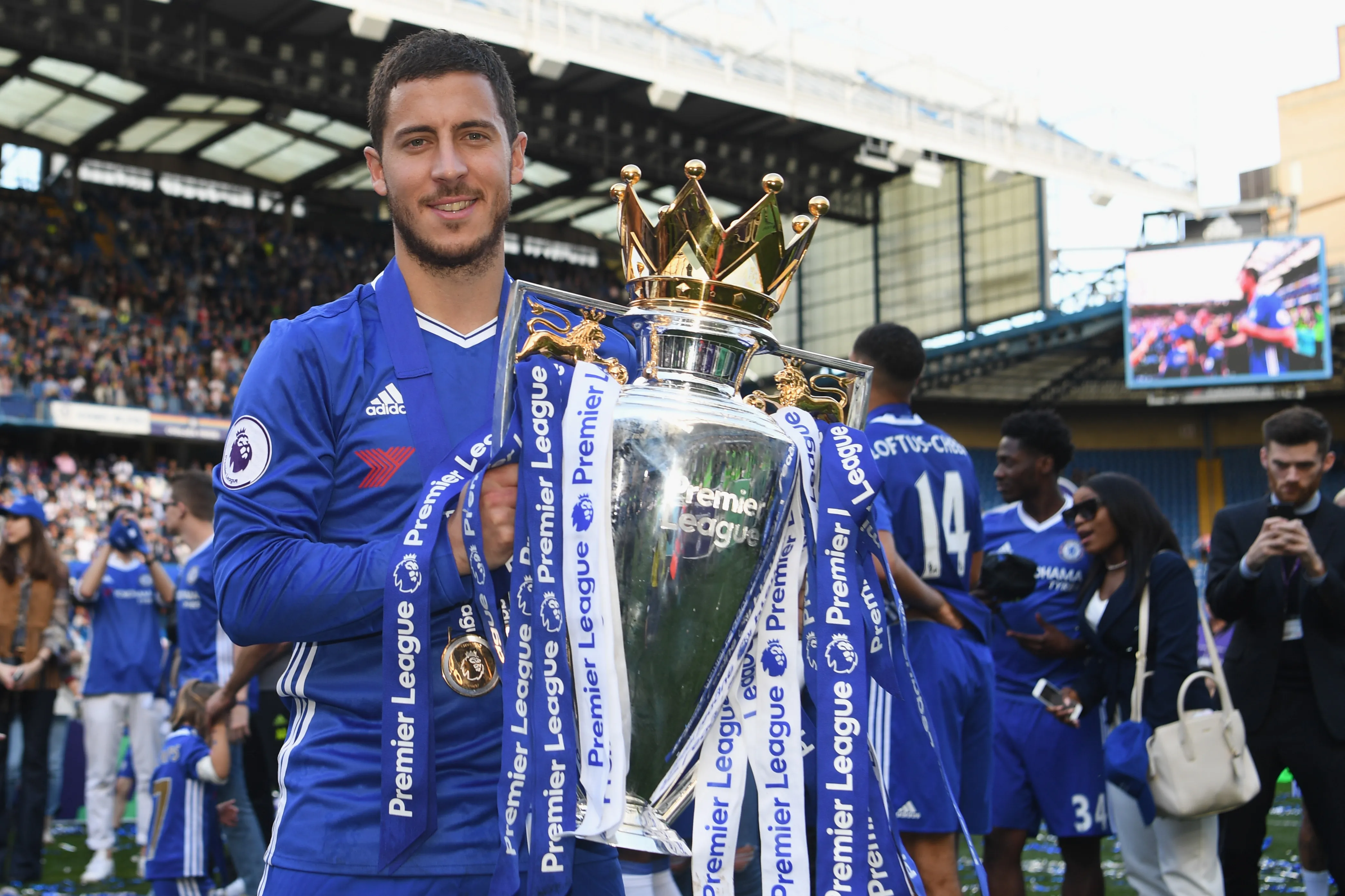 Eden Hazard posa tras ganar la Premier League con Chelsea (GETTY IMAGES)