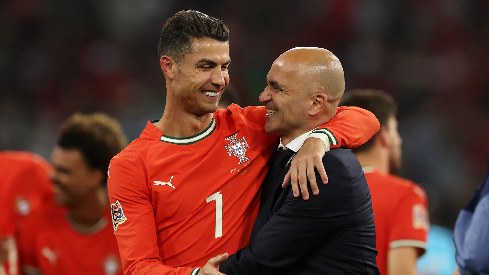 Cristiano Ronaldo y Roberto Martínez se abrazan tras ganar la UEFA Nations League 2025 (GETTY IMAGES)