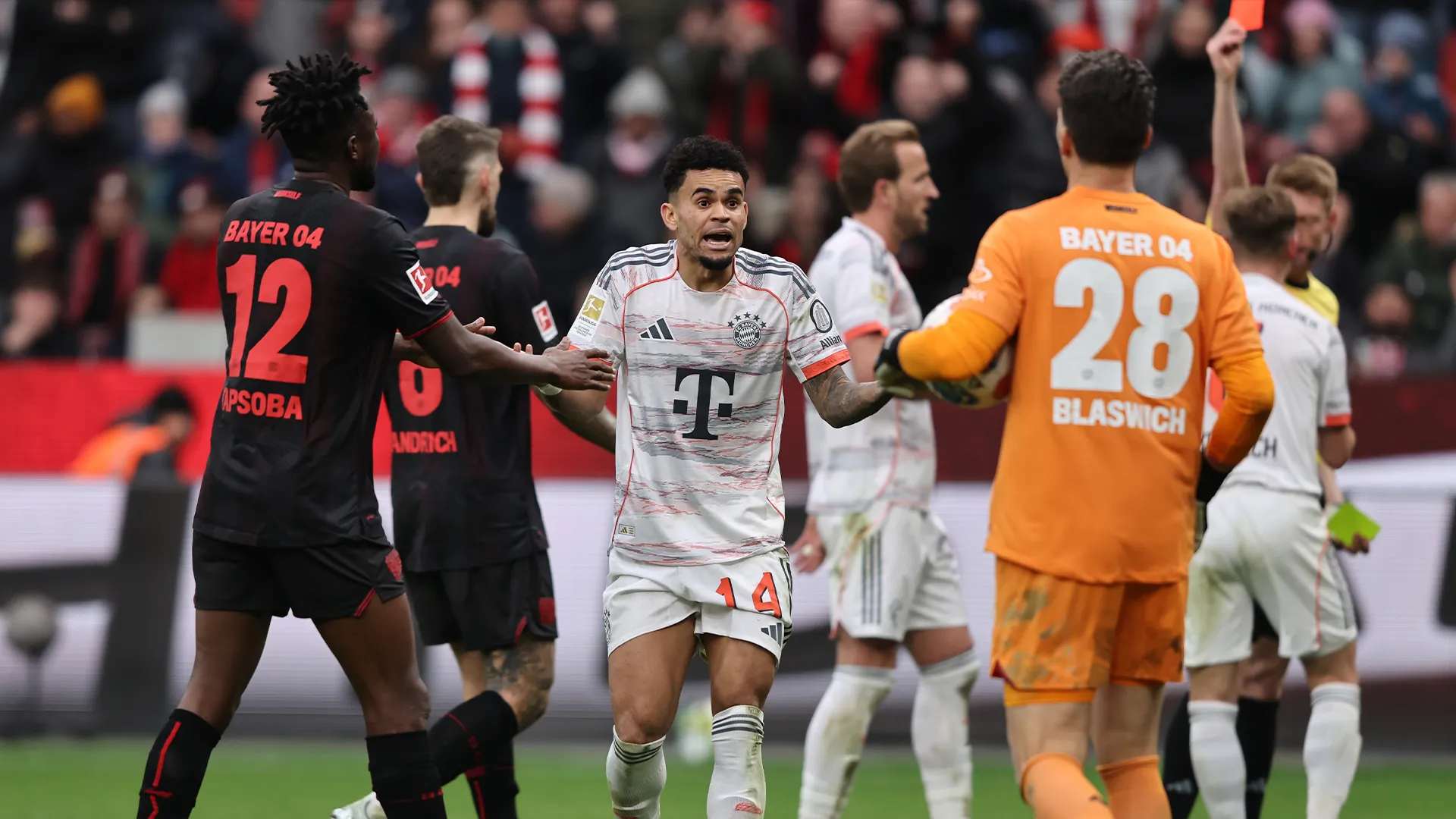 Luis Díaz fue expulsado ante Bayer Leverkusen (GETTY IMAGES)