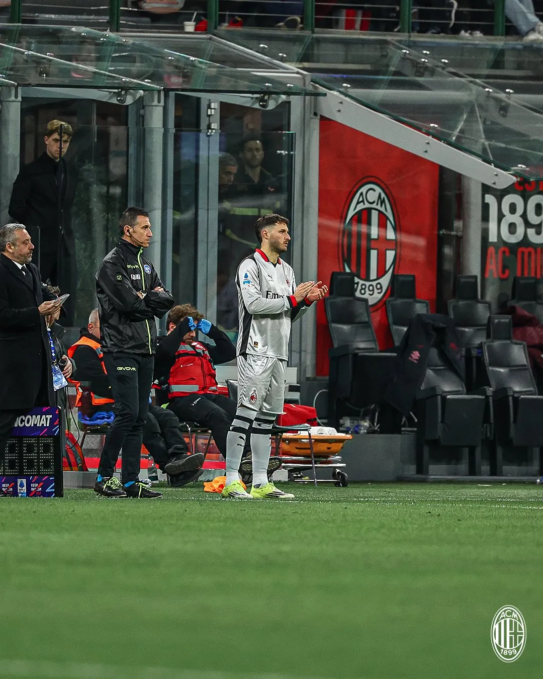 El momento del ingreso de Santiago Giménez (@acmilan)