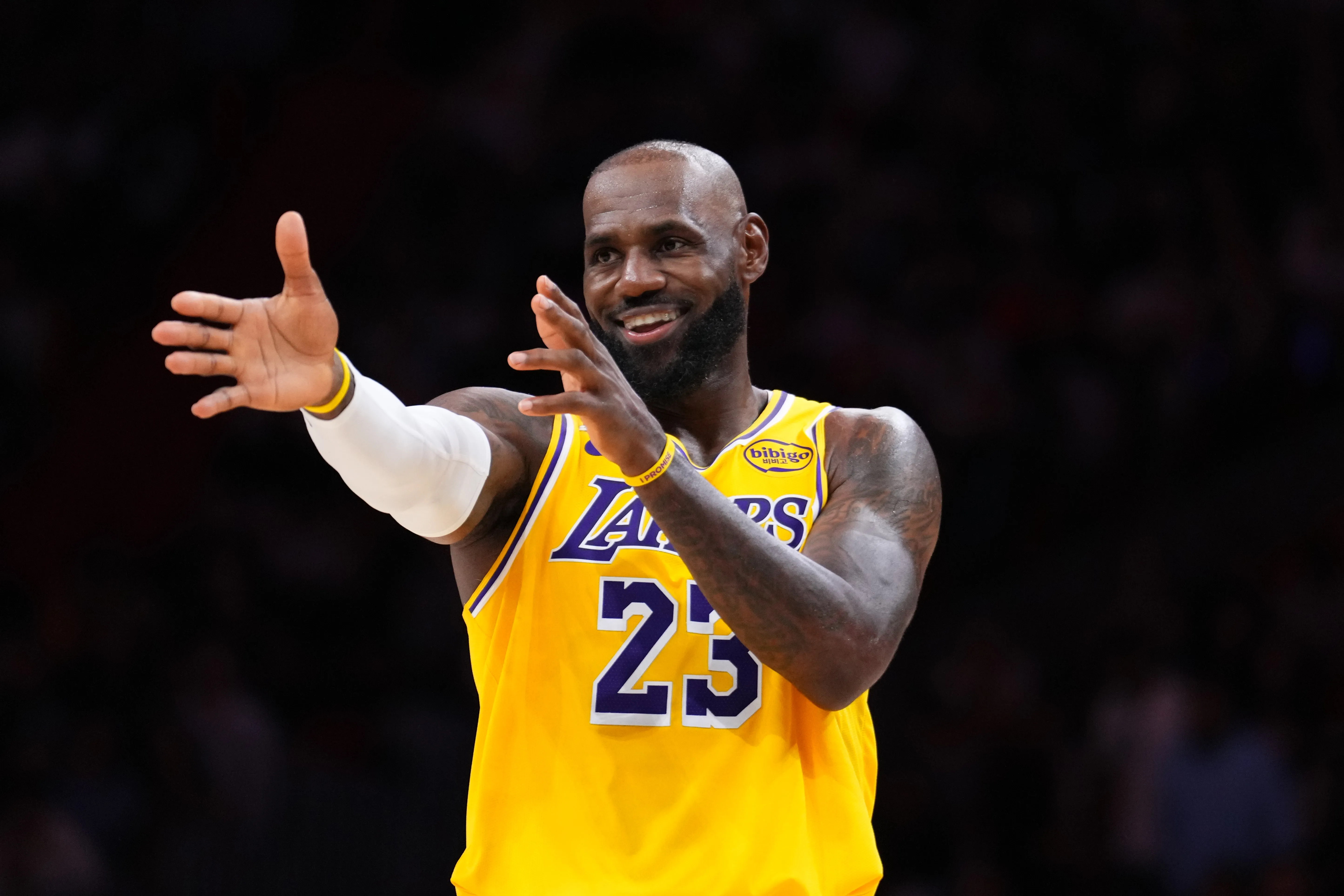 LeBron James celebra con el jersey de Lakers