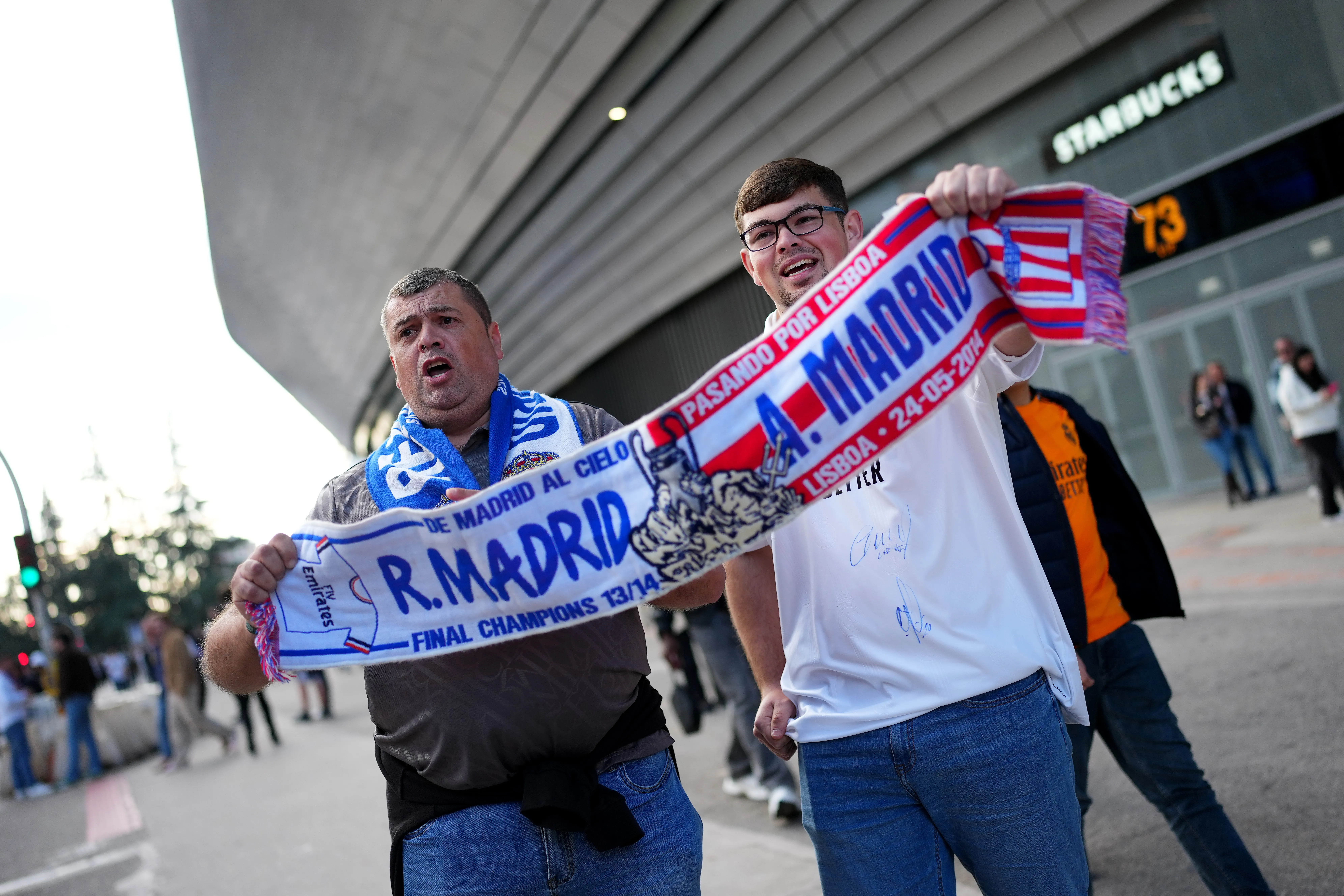 Los aficionados ya están en las inmediaciones del Santiago Bernabéu (GETTY IMAGES)