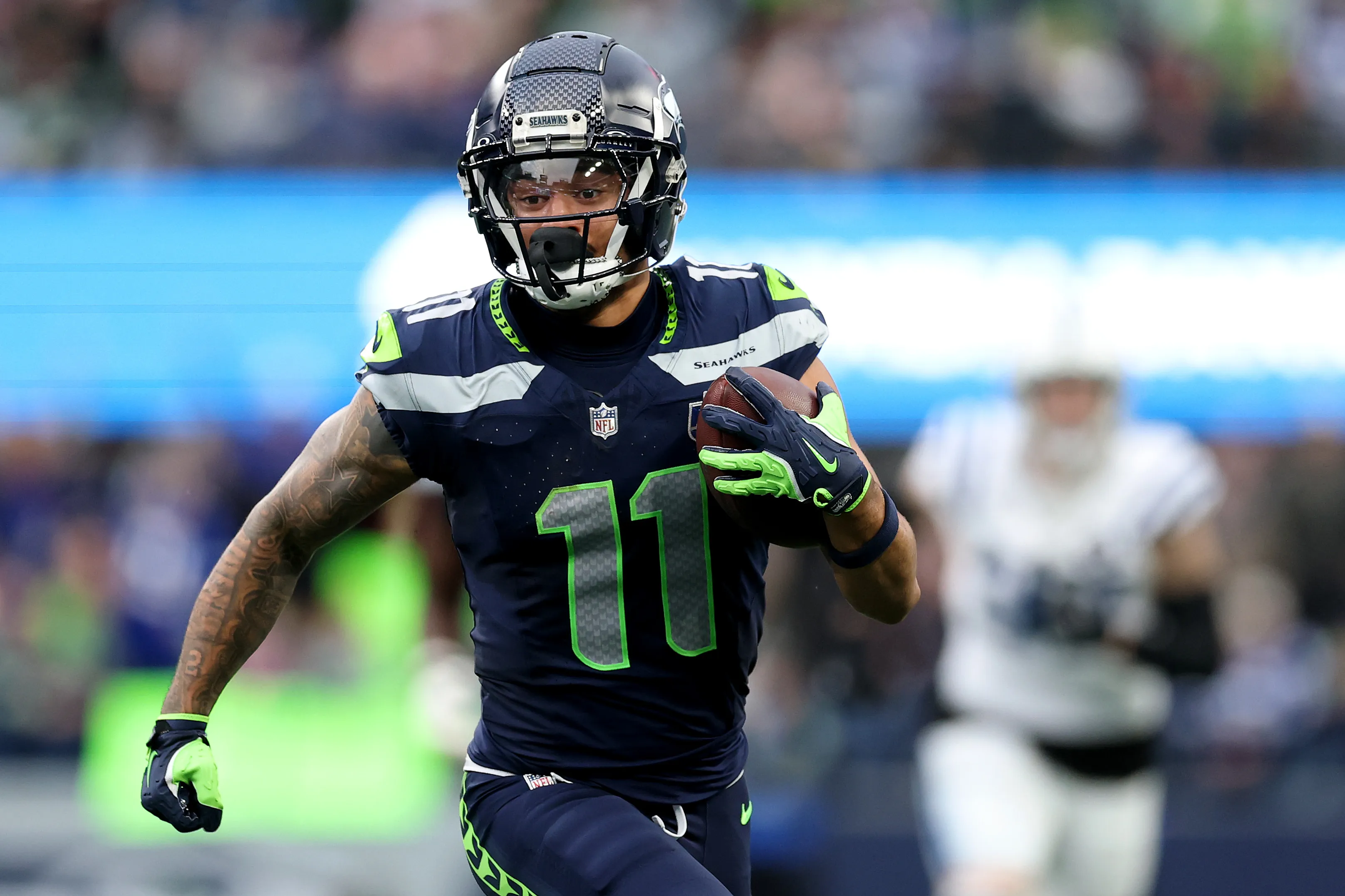 Jaxon Smith-Njigba corre con el balón en un partido ante los Colts (GETTY IMAGES)