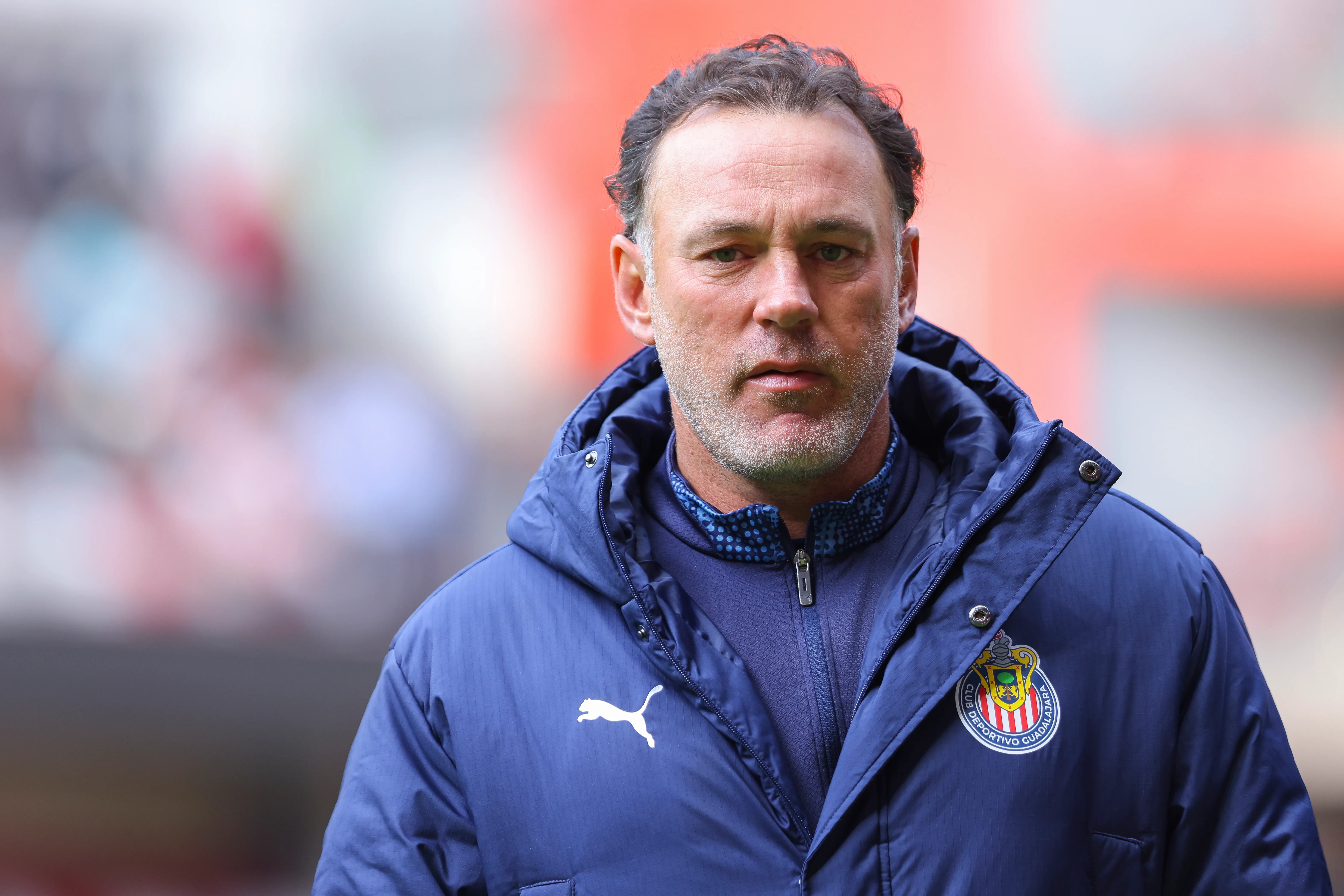 Milito dirigiendo a Chivas (Getty Images)