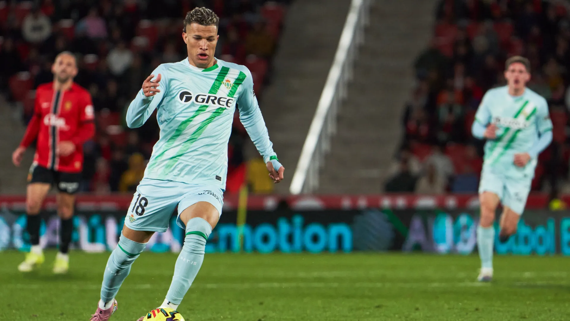 Nelson Deossa se aleja de la posibilidad de disputar el Mundial 2026 con Colombia. (GETTY IMAGES)