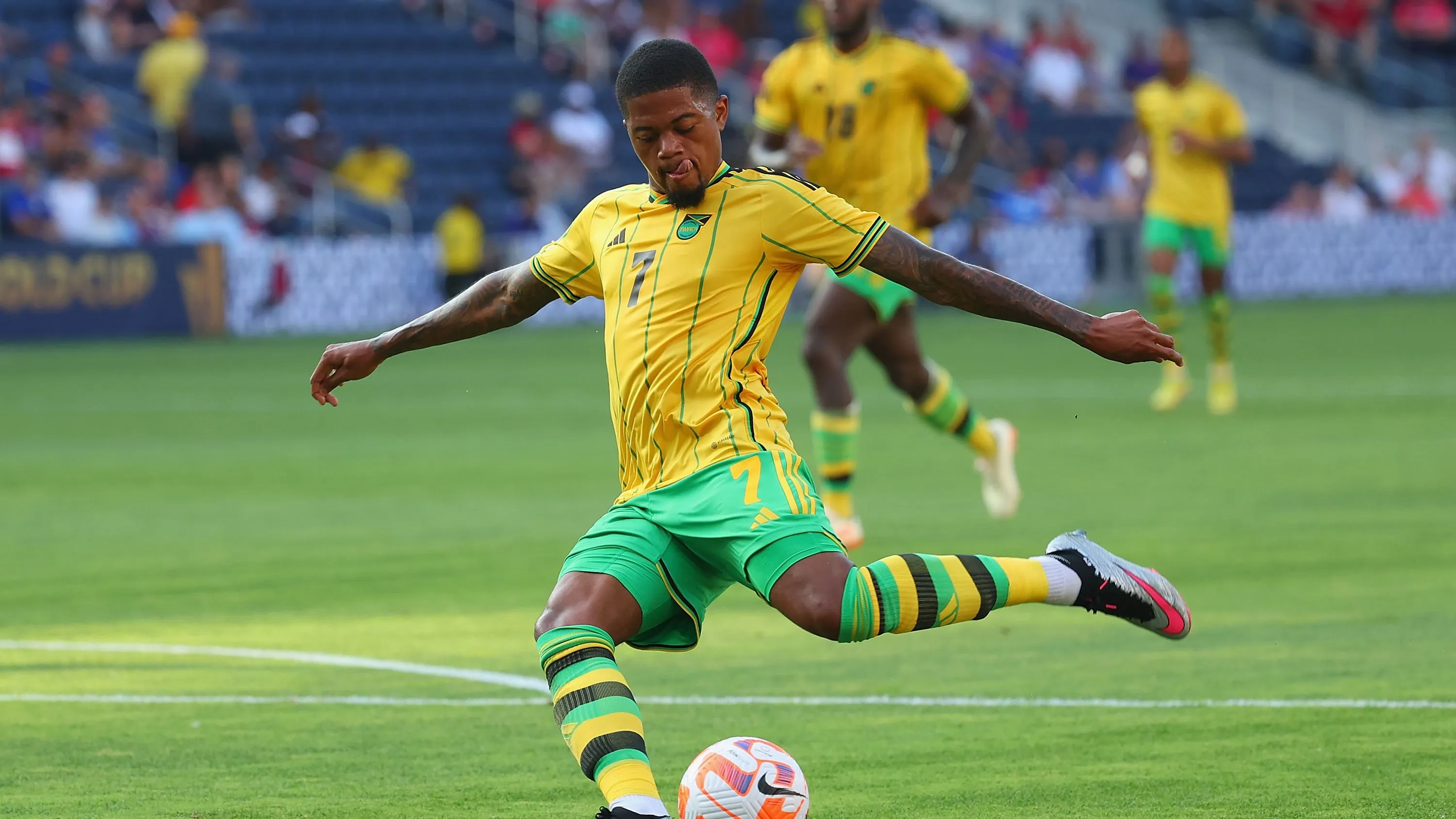 Leon Bailey espera su turno en el banquillo [Foto: Getty]