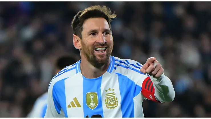 Es viernes y juega Lionel Messi.