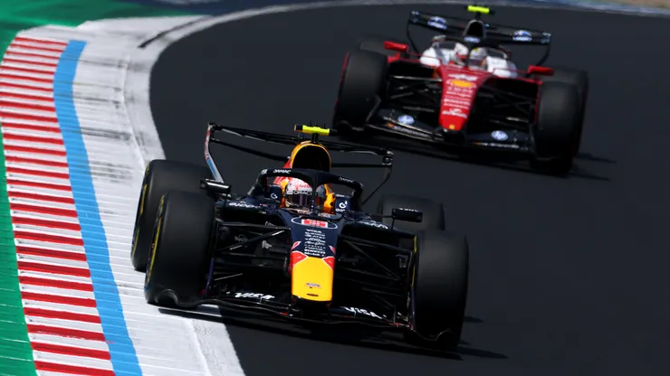 Lewis Hamilton persigue a Isack Hadjar en el GP de Japón 2026