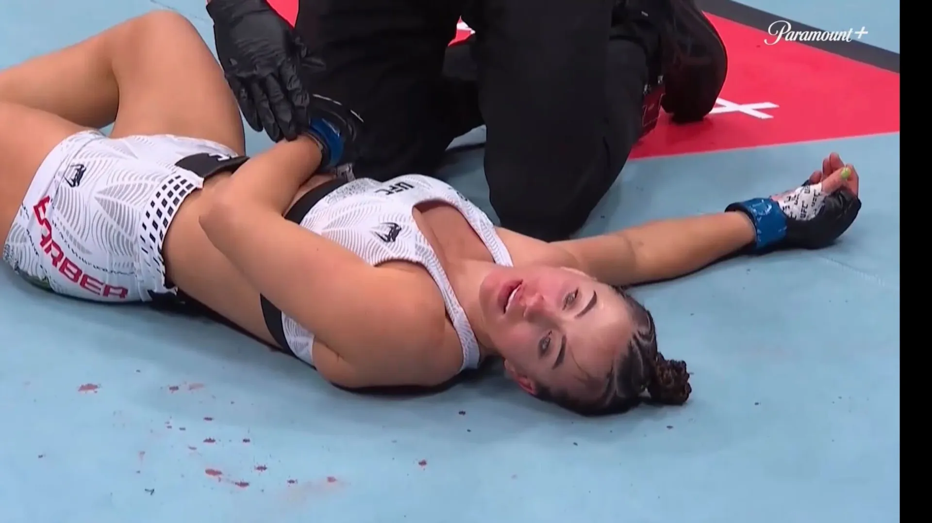 Maycee Barber terminó completamente dormida ante Alexa Grasso. (CAPTURA DE PANTALLA)