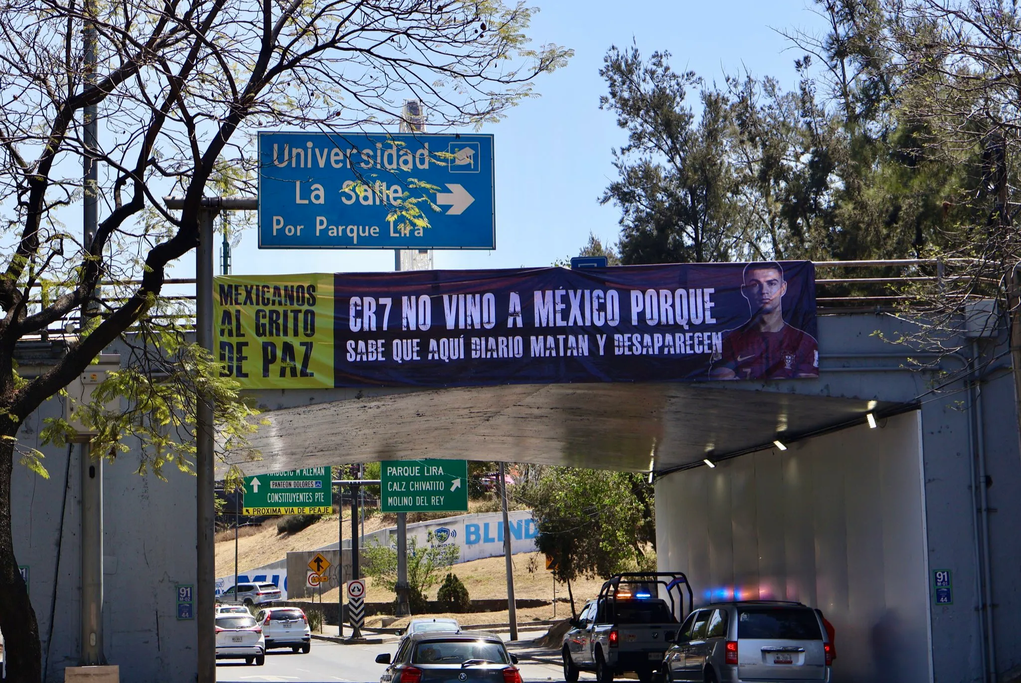 La pancarta de CR7 en un puente cercano al Estadio Banorte (Foto: @mexicanosgritan)
