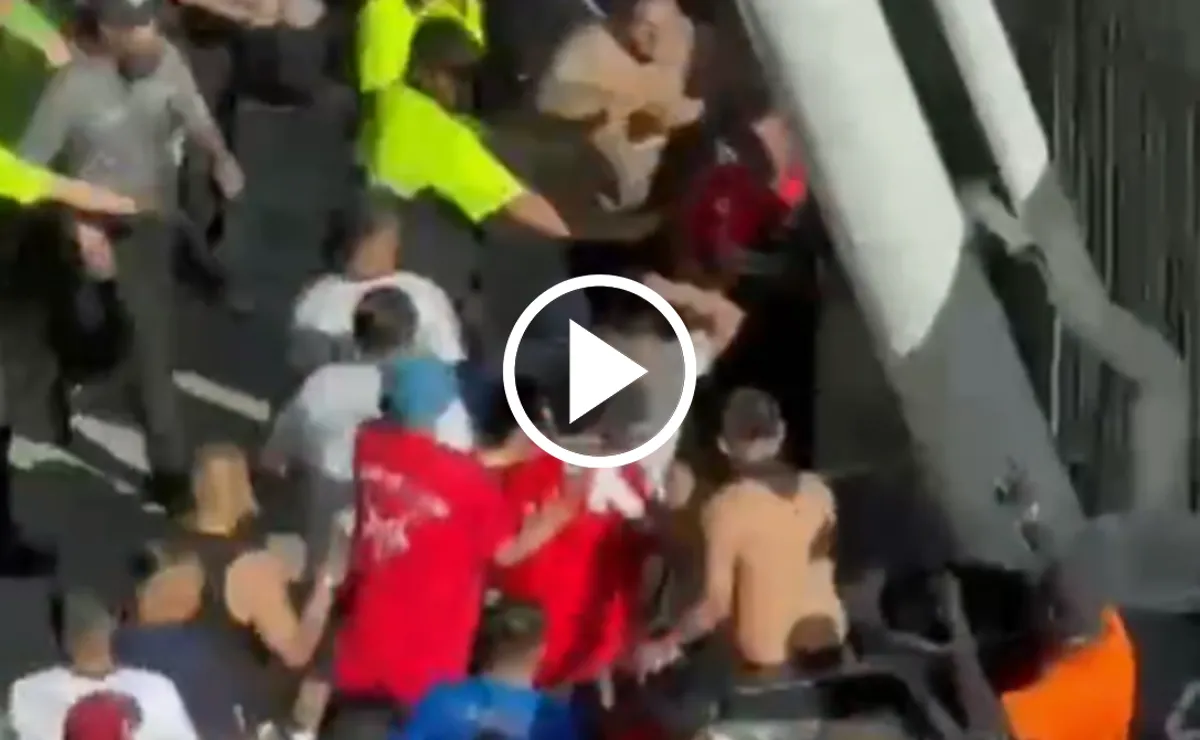Aficionados de Chivas y Atlas se trenzaron en una batalla campal en la ...